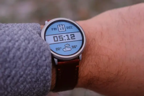 Illustration of a smartwatch and smartphone linked to weather, task and smart-light symbols