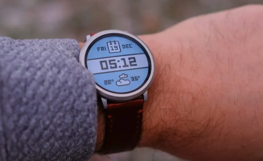 Illustration of a smartwatch and smartphone linked to weather, task and smart-light symbols